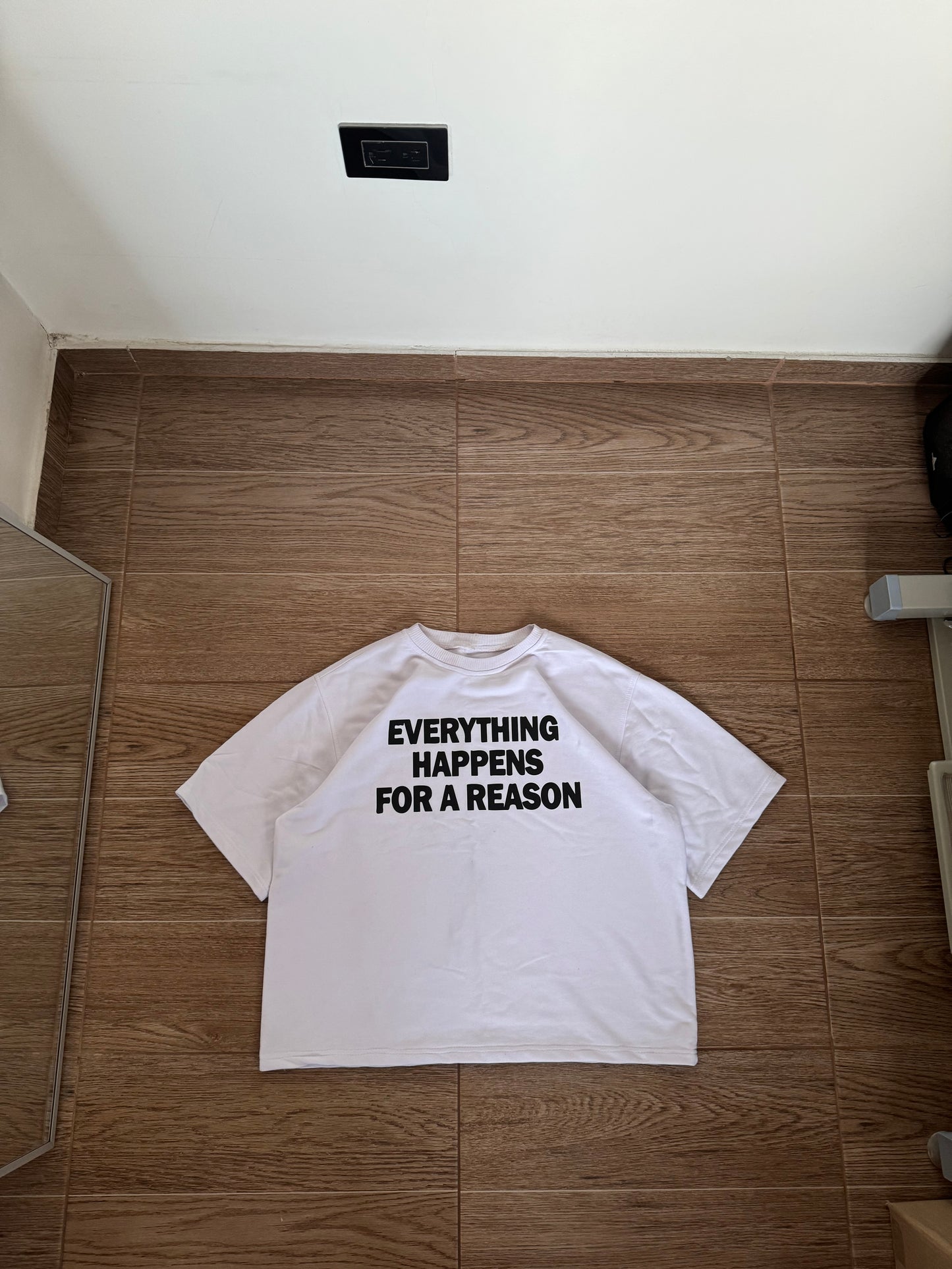 CAMISETAS EVERYTHING HAPPENS FOR A REASON