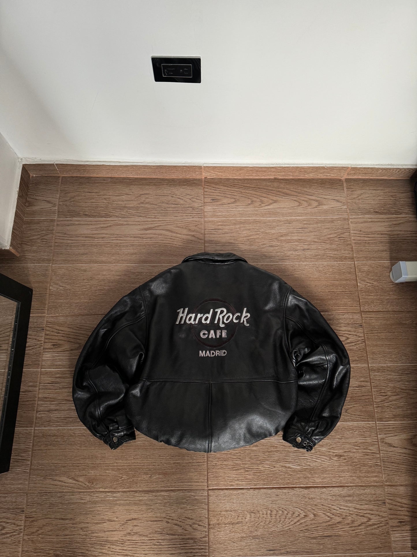 HARD ROCK CAFE BOMBER JACKET EN CUERO PESADO PIEZA ORIGINAL