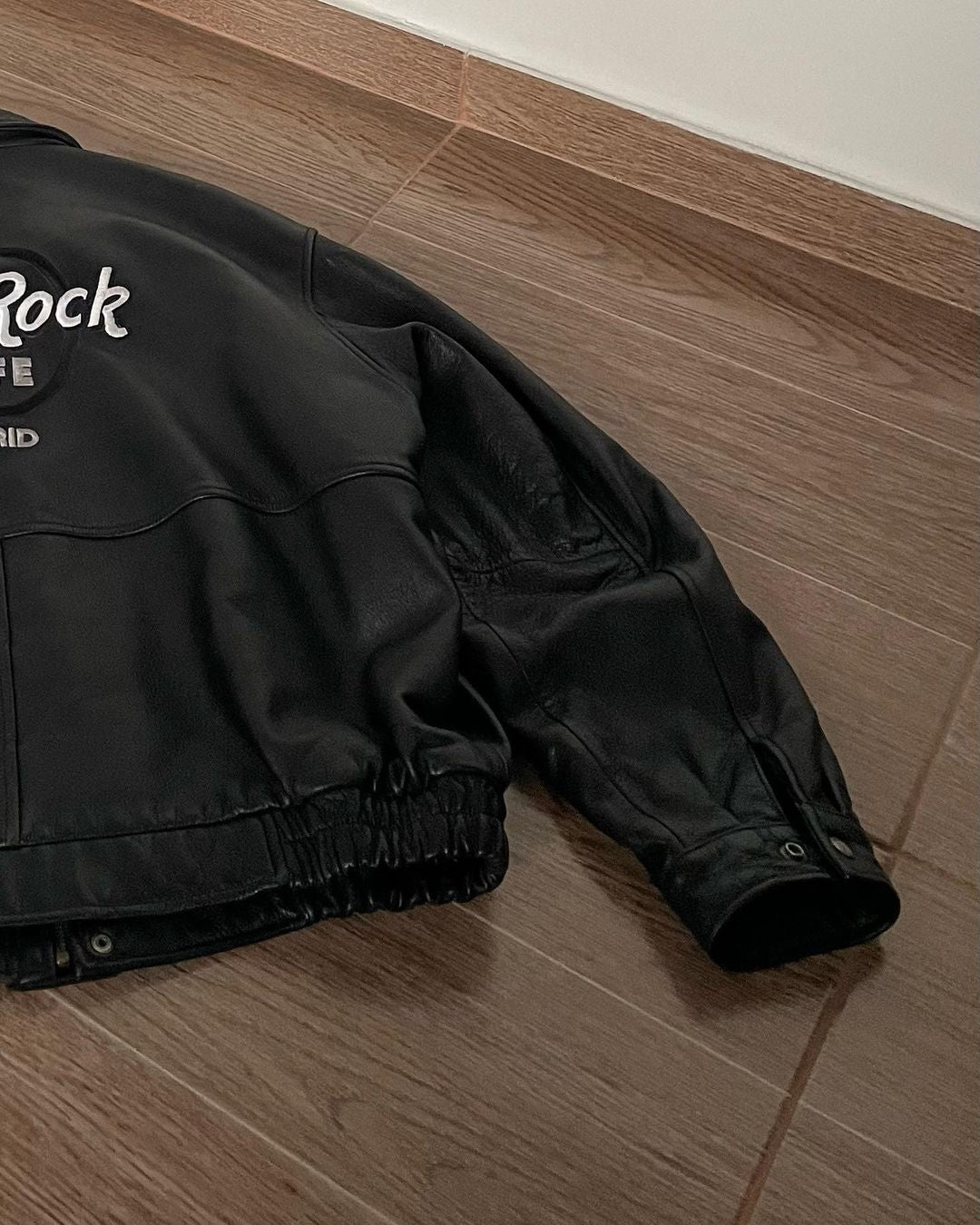 Bomber jacket Hard rock cafe  en cuero pesado pieza original