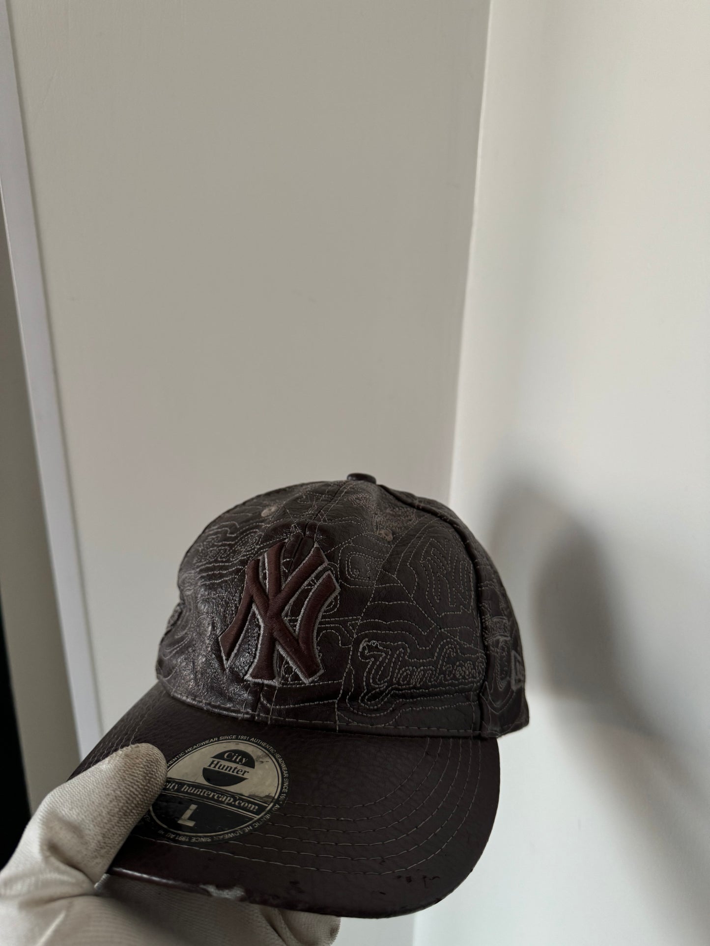 GORRA NEW ERA VINTAGE YANKEES EN CUERO BORDEADA