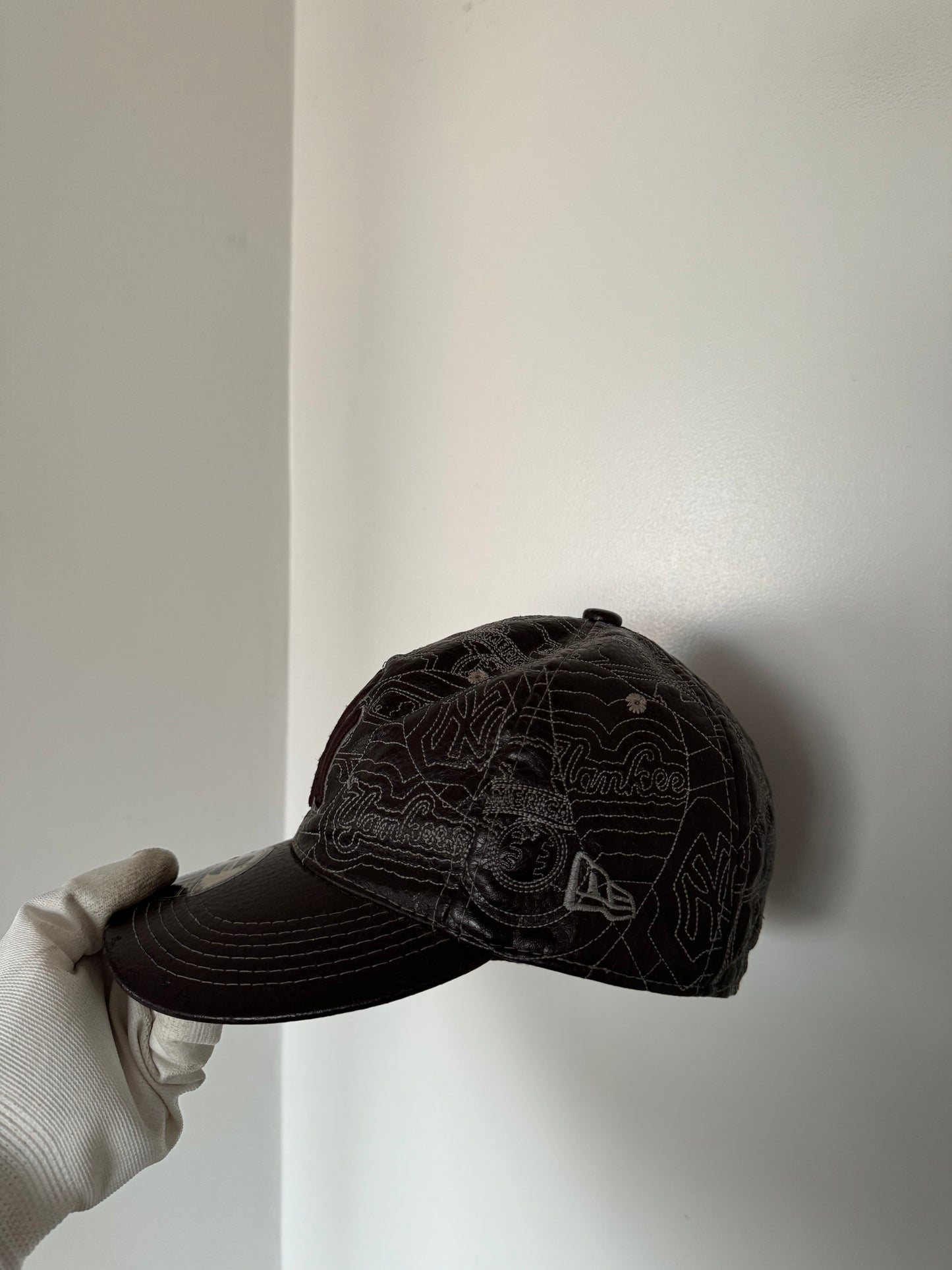 GORRA NEW ERA VINTAGE YANKEES EN CUERO BORDEADA