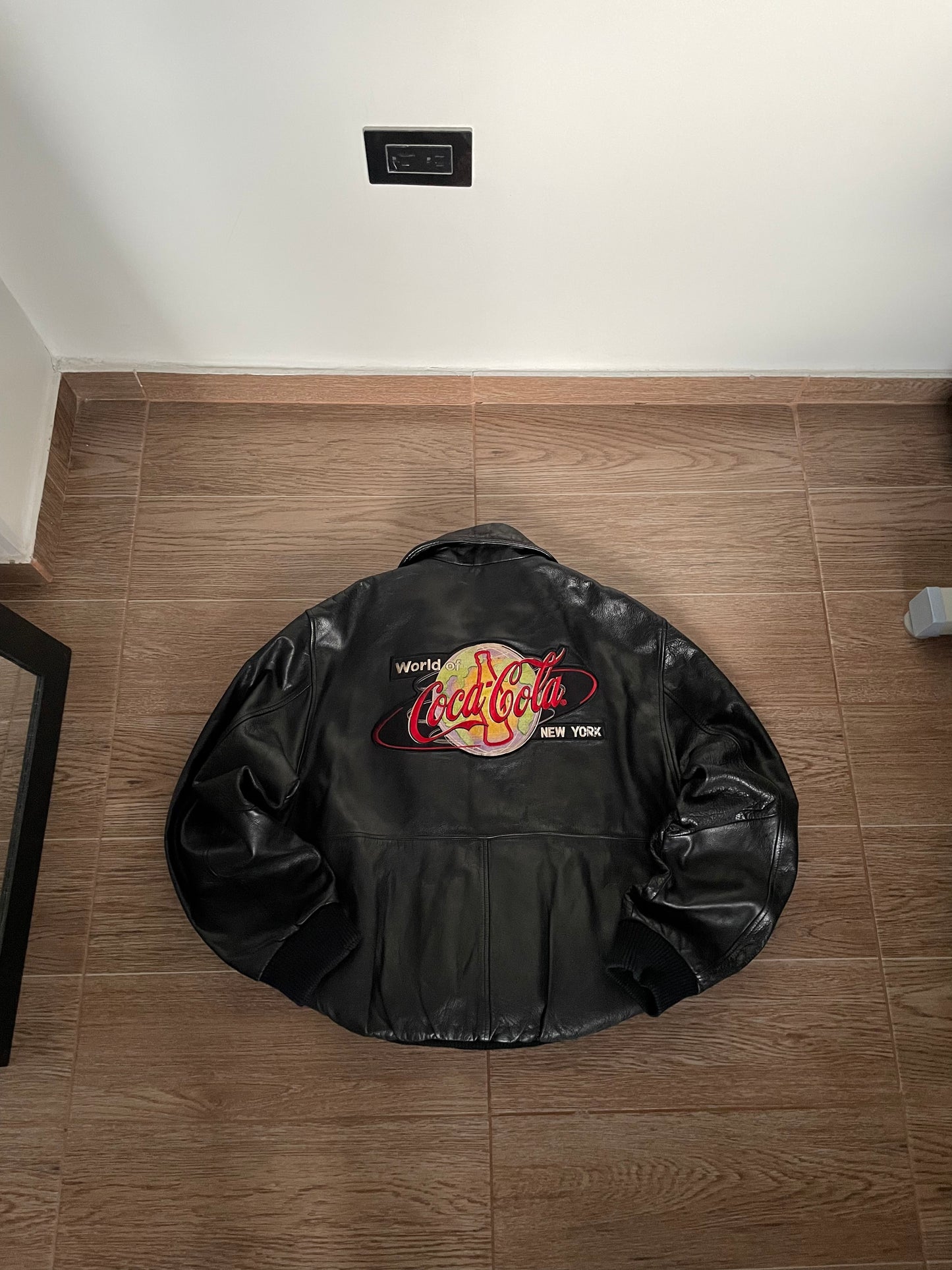 BOMBER JACKET EN CUERO WORLD OF COCA-COLA NEWYORK