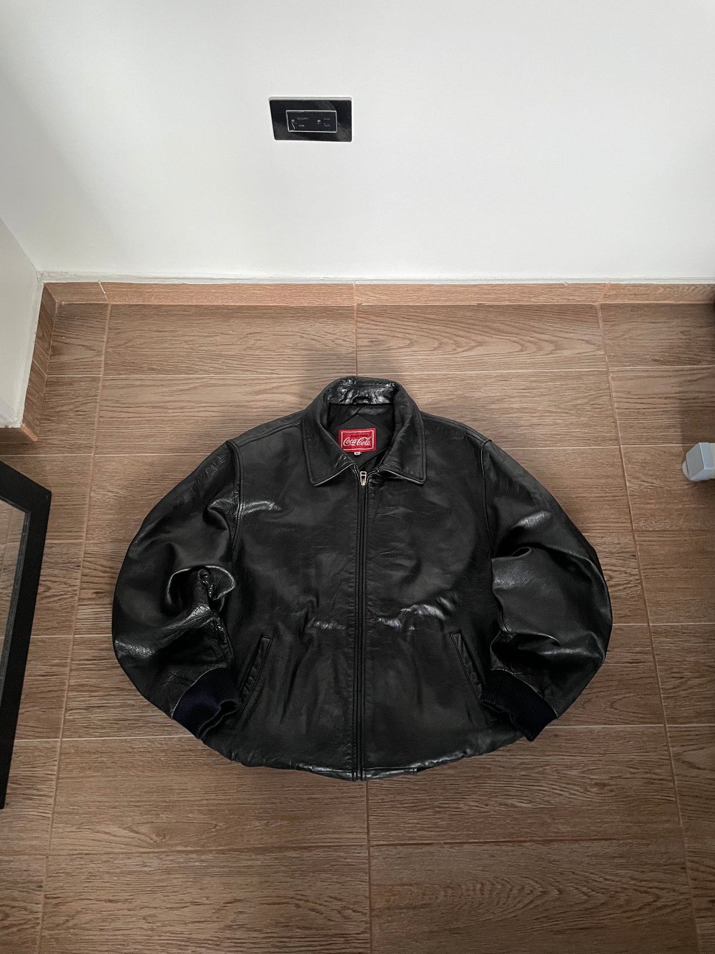 BOMBER JACKET EN CUERO WORLD OF COCA-COLA NEWYORK