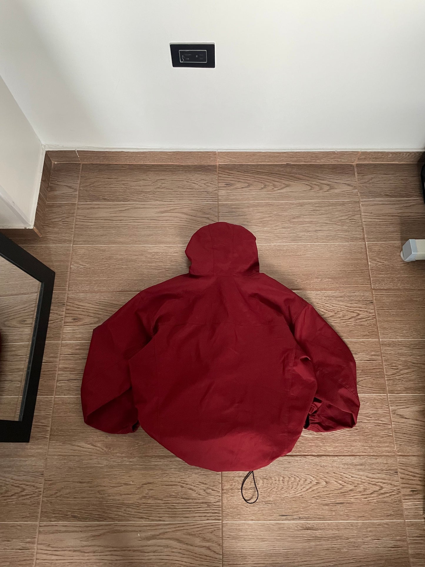 jacket Arc’teryx rojo sangre con tecnología incorporada