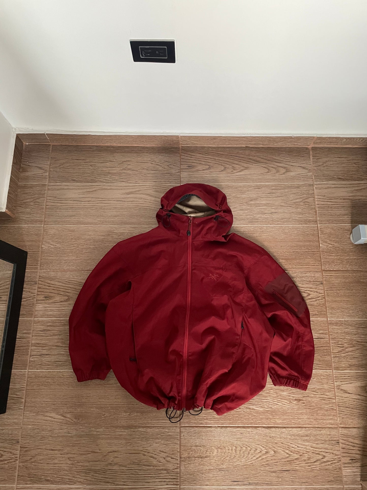 jacket Arc’teryx rojo sangre con tecnología incorporada